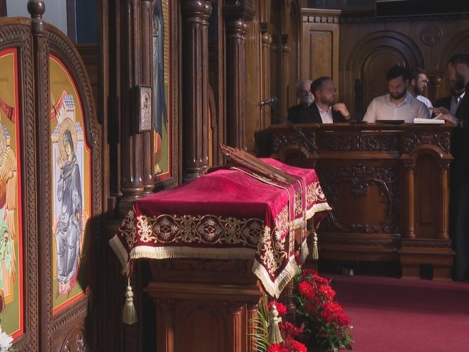 Kivot sa moštima svetitelja otvoren na poklonjenje vjernicima u Hramu Svete Trojice