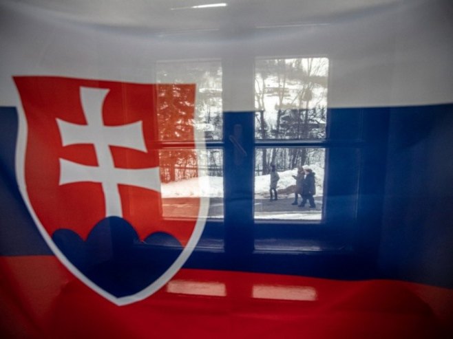 Zastava Slovačke (Foto: EPA/MARTIN DIVISEK) - 