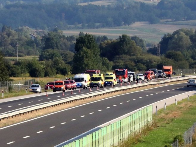 Teretnjak se prevrnuo na auto-putu Bregana - Zagreb i zapalio (VIDEO)