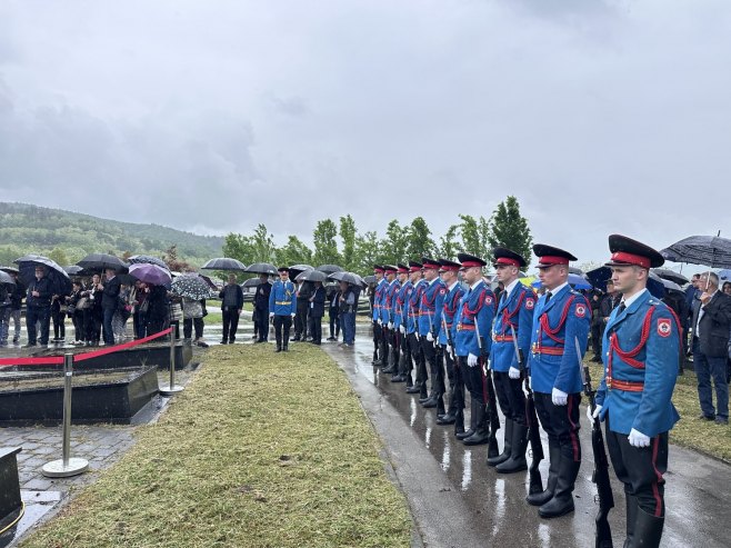 Uz počasnu paljbu i helikopterski pozdrav Boban Kusturić ispraćen na vječni počinak (VIDEO)