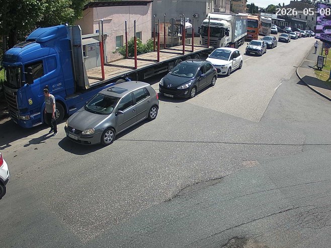 Duga kolona vozila u Gradišci na izlazu iz BiH (VIDEO)