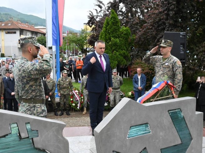 Minić položio vijenac na Centralno spomen-obilježje u Foči
