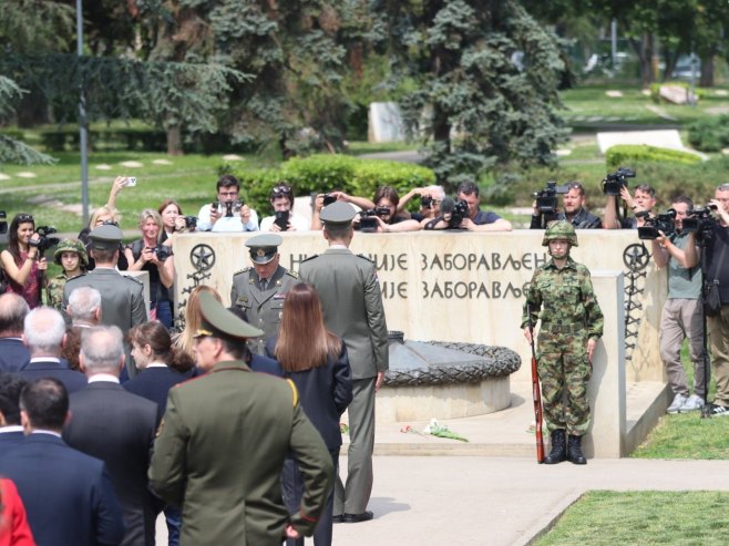 Položeni vijenci u Beogradu u čast žrtava Drugog svjetskog rata (FOTO)