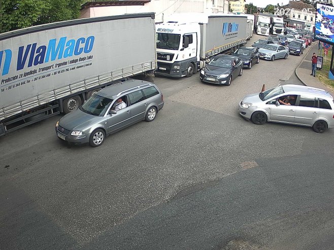 Kolone vozila čeka na prelazak granice