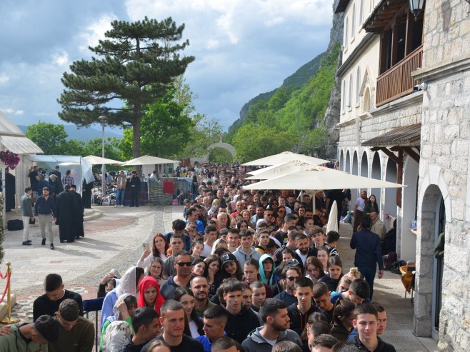 Hiljade vjernika u Ostrogu na proslavi Svetog Vasilija Ostroškog (VIDEO)