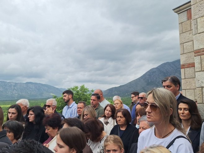 Veliki broj vjernika u Mrkonjićima: Proslavljen praznik Svetog Vasilija Ostroškog (FOTO)