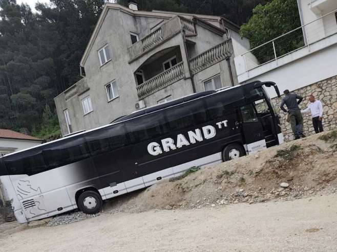 Trebinje: Oštra krivina i ivičnjak prepreka za autobus, saobraćaj normalizovan