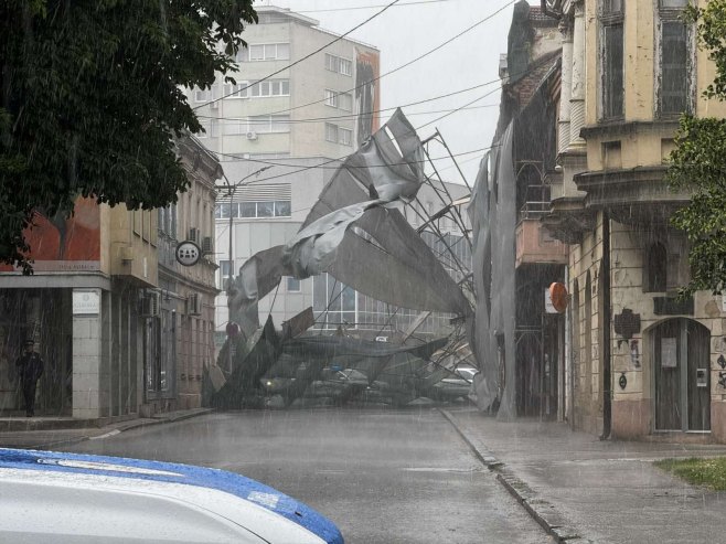 Olujni vjetar u Prijedoru srušio zaštitu na oštećenoj zgradi (VIDEO)