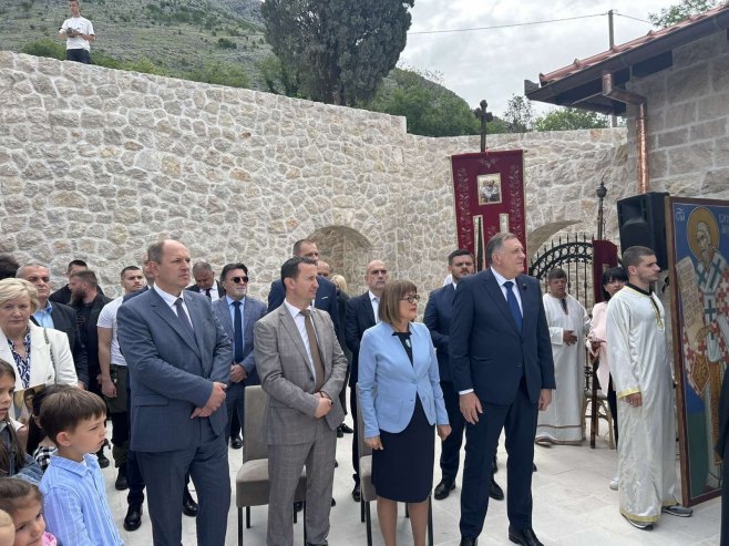 Dodik prisustvovao Svetoj arhijerejskoj liturgiji u Mrkonjićima kod Trebinja (VIDEO)