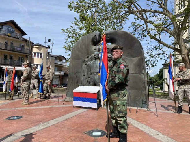 Služen parastos i položeni vijenci u Derventi povodom Dana VRS-a (FOTO)