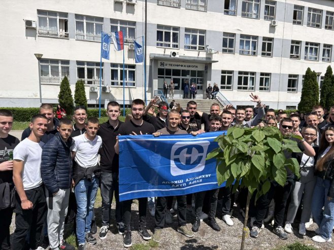 Maturanti Tehničke škole posadili drvo generacije