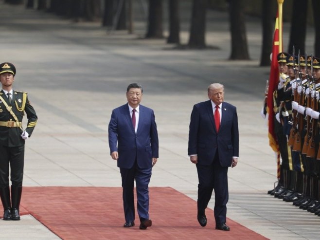 Svečani doček Trampa u Pekingu uz crveni tepih, gardu i počasnu salvu