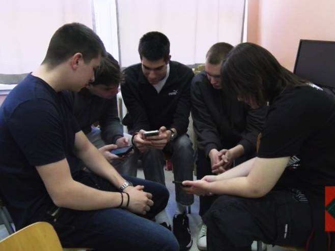 Učenici dobojske Saobraćajne i elektro škole na Inostu mladih predstavili 11 projekata (VIDEO)