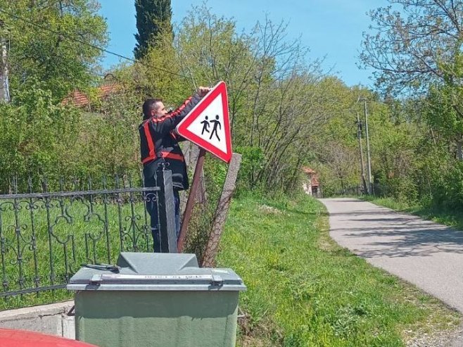 Akcija obnove saobraćajnih znakova na putu Lopare-Priboj Akcija obnove saobraćajnih znakova na putu Lopare-Priboj -