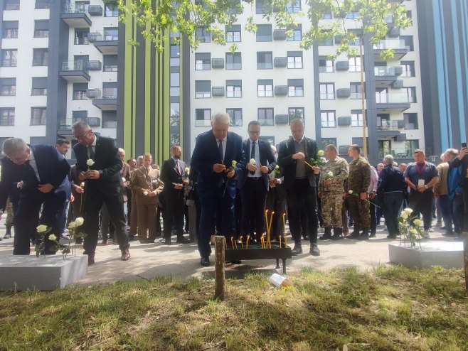 Mirna šetnja i pomen stradalim pripadnicima ЈNA u Tuzlanskoj koloni (FOTO/VIDEO)
