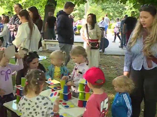 Dječiji vrtić "Čika Јova Zmaj" iz Bijeljine organizovao porodično druženje mališana i njihovih roditelja (VIDEO)