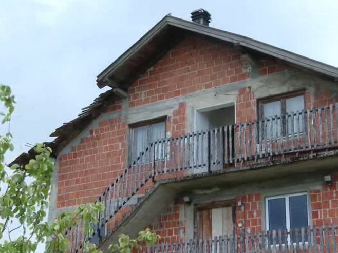Život bez sigurnog krova nad glavom već dvije godine svakodnevica Vukajlovića u Donjem Pervanu (VIDEO)