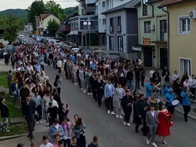 Održan tradicionalni defile maturanata Srednjoškolskog centra "Vuk Karadžić" u Loparama (FOTO)