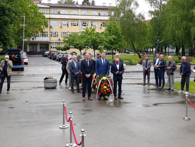 Prijedor obilježava Dan grada; Položeni vijenci na spomen obilježje "Za krst časni"