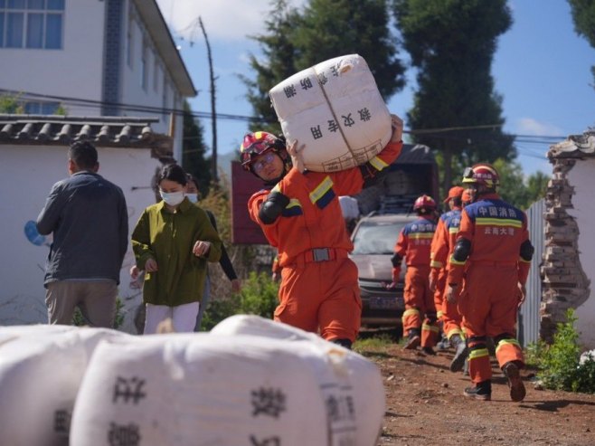 Spasioci u Kini, arhivska fotografija (foto: EPA/XINHUA / LUO XINCAI CHINA OUT) Spasioci u Kini, arhivska fotografija (foto: EPA/XINHUA / LUO XINCAI CHINA OUT) -