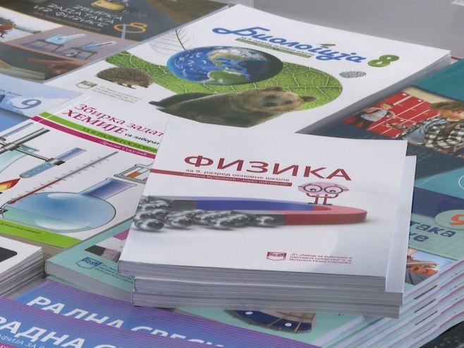 Skinut veliki teret sa budžeta porodica: Besplatni udžbenici "brišu stres" roditeljima (VIDEO)