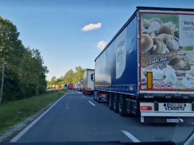 Nepregledne kolone teretnih vozila prema Gradini (VIDEO)