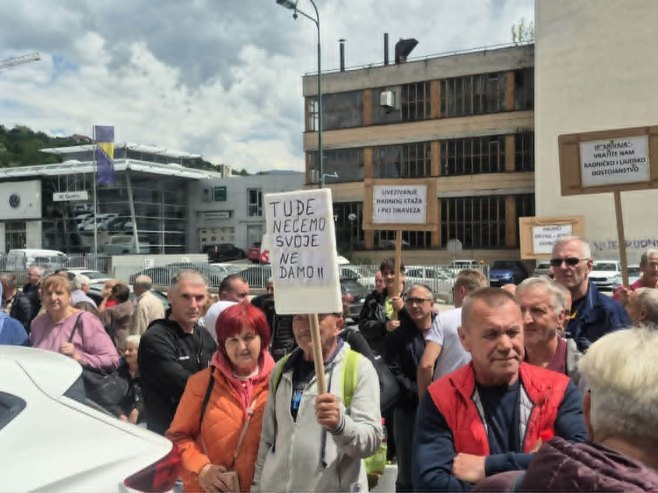 Radnici "Krivaje" pred Vladom FBiH: Napravićemo šatorsko naselje
