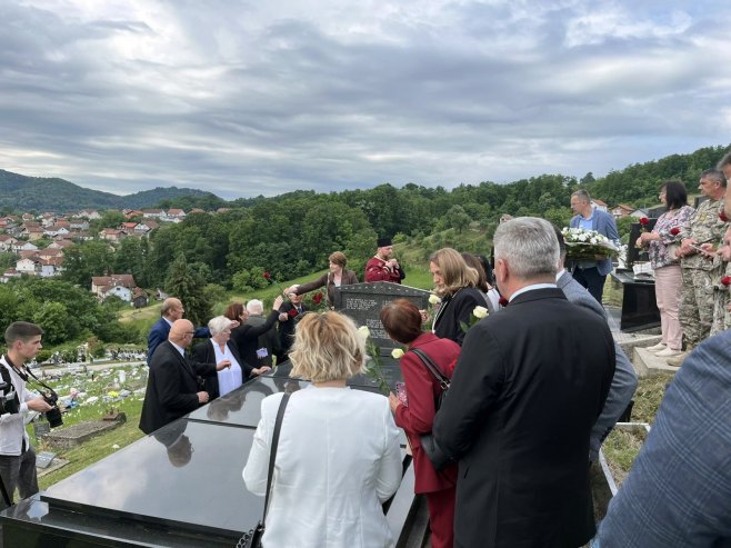 Služen parastos za 12 beba (FOTO)