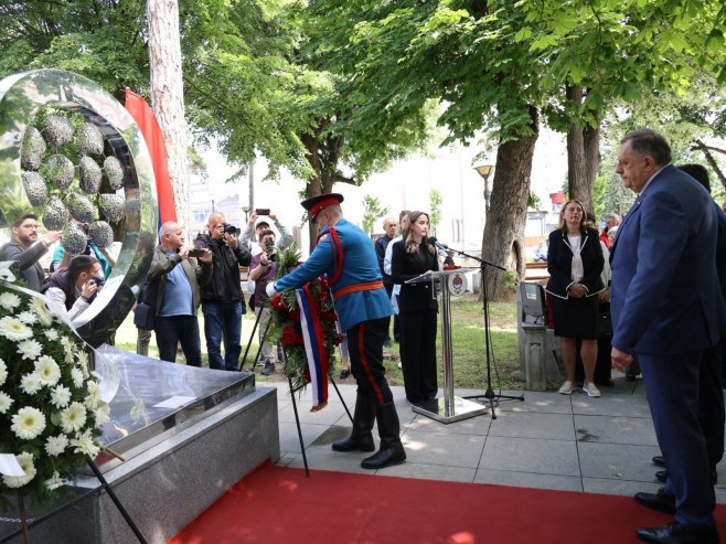 Vijenci i cvijeće položeni na spomen-obilježje "Život" - Foto: ZIPAPHOTO/Borislav Zdrinja