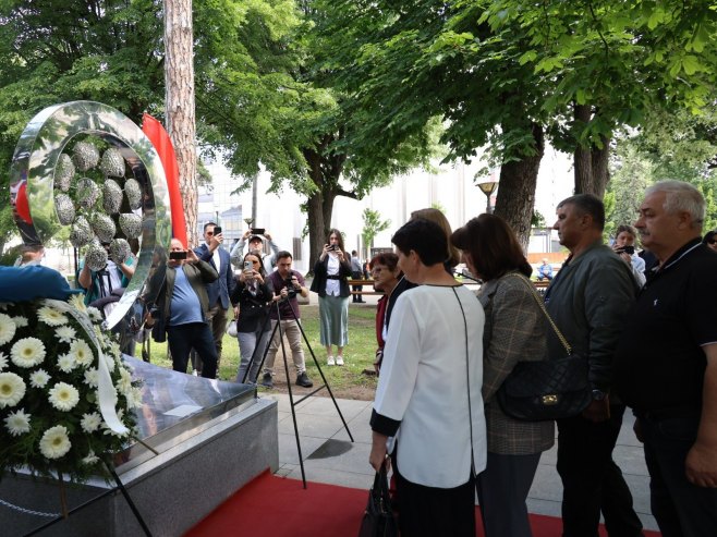 Vijenci i cvijeće položeni sa spomen-obilježje "Život" u Banjaluci (FOTO)