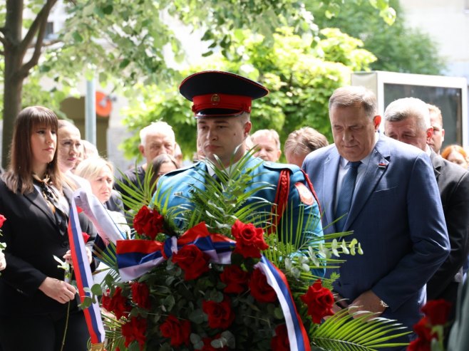 Vijenci i cvijeće položeni na spomen-obilježje "Život" - Foto: ZIPAPHOTO/Borislav Zdrinja