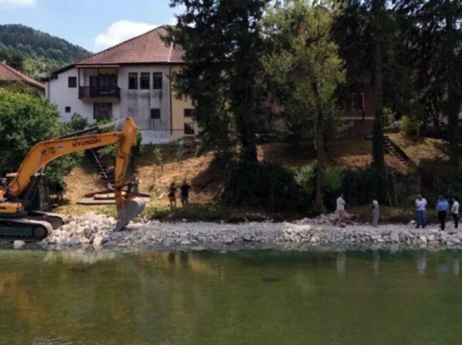 Centar za životnu sredinu traži obustavu radova uz Vrbas (foto: tvk3.info) Centar za životnu sredinu traži obustavu radova uz Vrbas (foto: tvk3.info) -