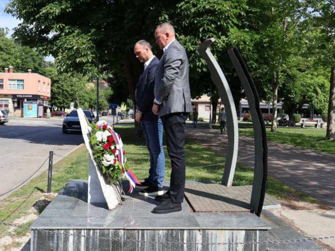 Doboj - polaganje vijenaca kod spomenika šestorici portugalskih vojnika - Foto: SRNA
