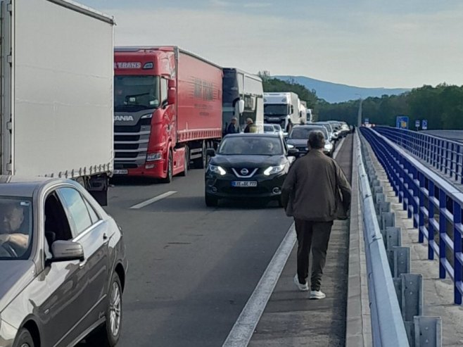 Kilometarske kolone teretnih vozila na novom Graničnom prelazu u Gradišci (FOTO)