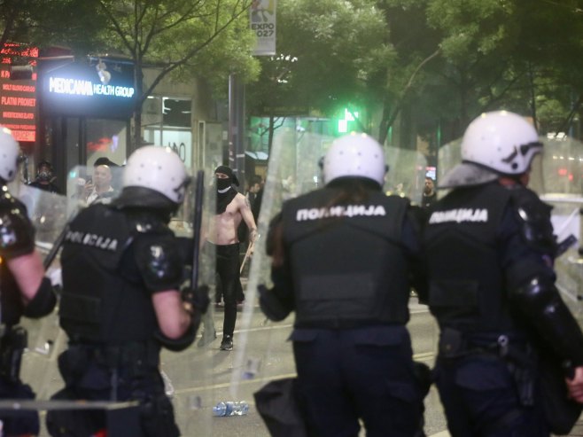 Vučić poslije nasilja pozvao na dijalog, država će uspostaviti javni red i mir (VIDEO)