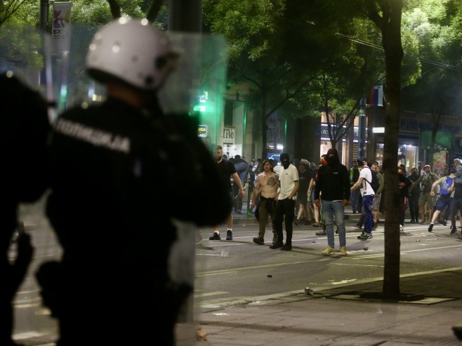 Dačić: Uspostavljen javni red i mir, ima povrijeđenih policijaca (VIDEO)