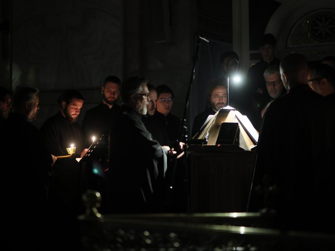 Svenoćno bdenje i liturgija u svetosavskom hramu pred časnim pojasom Presvete Bogorodice