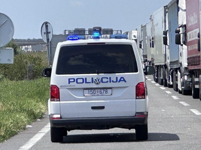 Cisterna se prevrnula nakon sudara s automobilom (VIDEO)