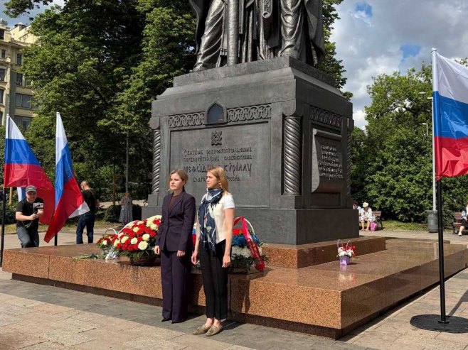 Predstavništvo Srpske u Rusiji na ceremoniji polaganja cvijeća na spomenik Ćirilu i Metodiju