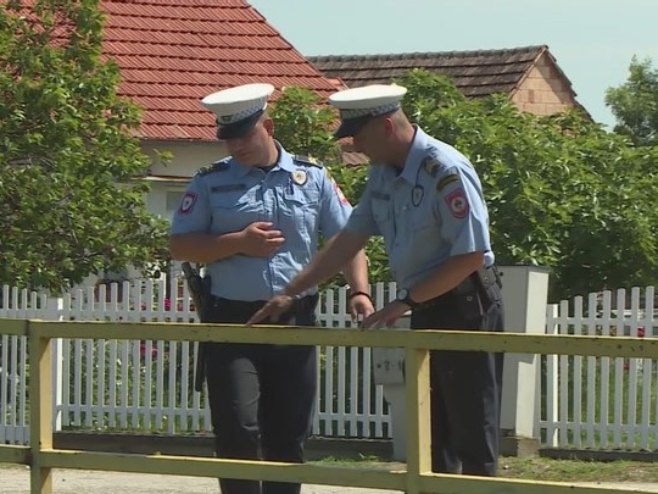 Policajci ponovo na visini zadatka; Spasili ženu iz vozila, koje je sletjelo u kanal Drina Dašnica