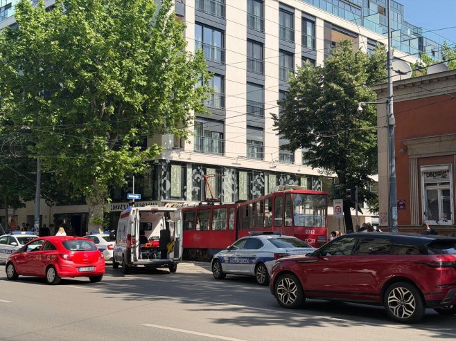 U Beogradu tramvaj izletio iz šina i udario u izlog, povrijeđeno 11 osoba i dvoje djece (VIDEO)