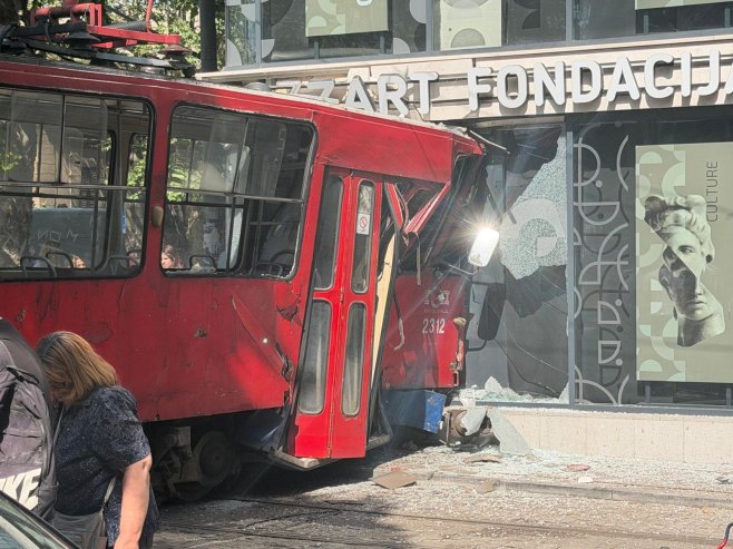 Tramvaj iskočio iz šina i udario u zgradu na Dorćolu, ima povrijeđenih (FOTO)