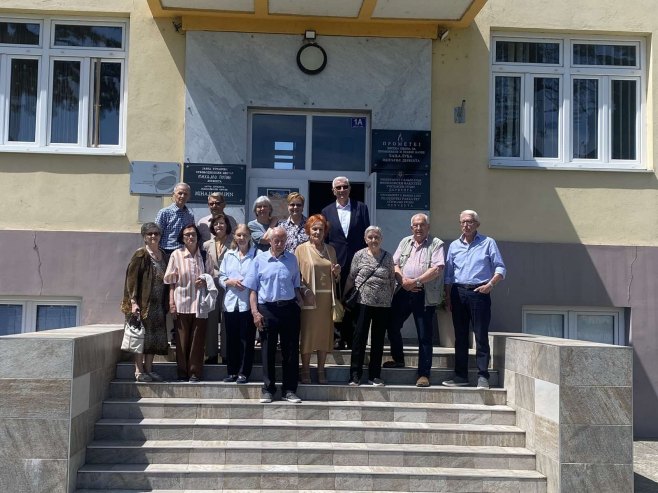 Nakon 60 godina od završetka Gimnazije u Derventi, bivši učenici ponovo sjeli u školske klupe (FOTO)
