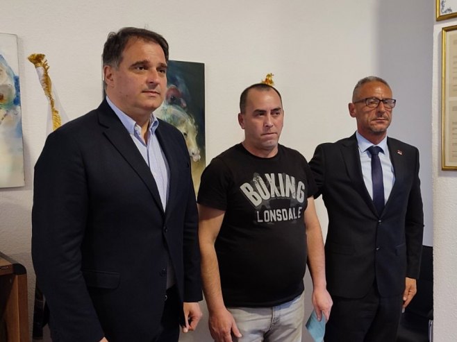 Gacko: Uručeni ključevi porodici poginulog borca