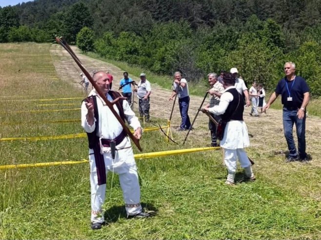 Milan Lazarević najbolji kosac na "Ozrenskoj kosidbi"