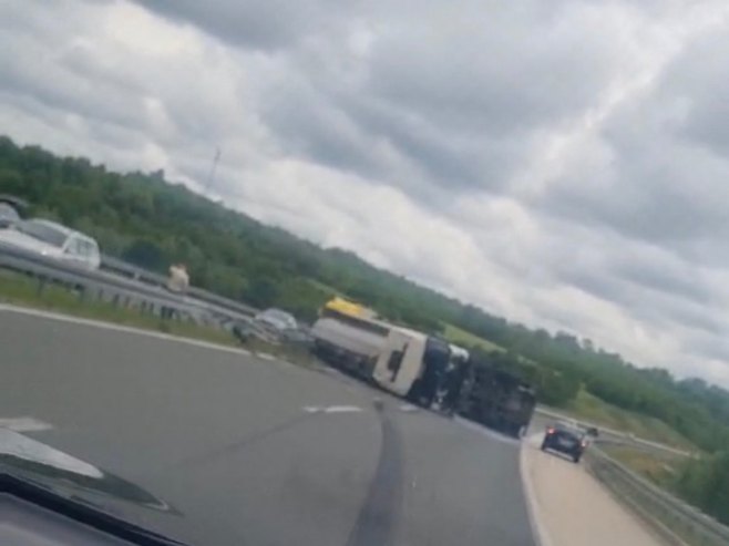 Na auto-putu "9. januar" prevrnula se cisterna (VIDEO)