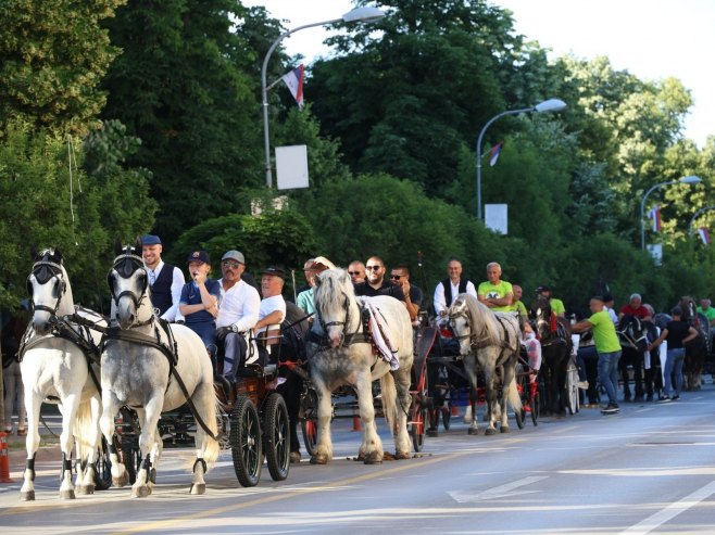 Defile kočija u Banjaluci povodom velikog praznika Duhovi (FOTO)