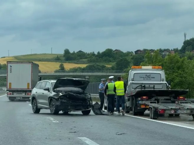 Automobil na auto-putu "9. januar" udario u bankinu