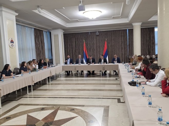 Minić: Postignut dogovor sa roditeljima njegovateljima, tihim borcima koji čuvaju one koje najviše vole