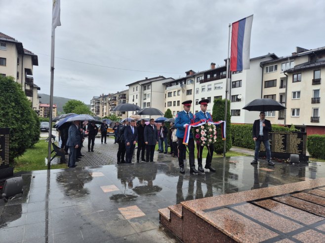 Minić i Mastilović položili vijenac na spomenik poginulim borcima u Palama